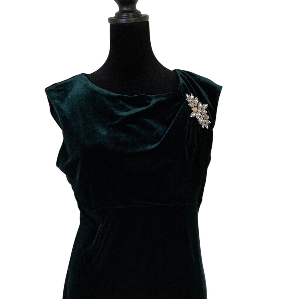 SLNY Elegant Green Velvet Sleeveless Evening Gown Size 8 Fitted Special Event